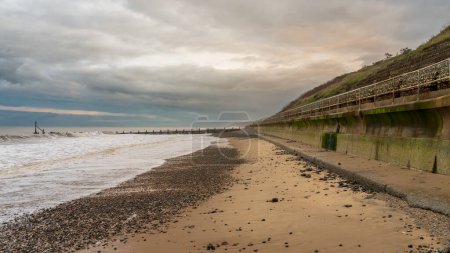 Un día nublado y tormentoso en la playa de Overstrand, Norfolk, Inglaterra, Reino Unido