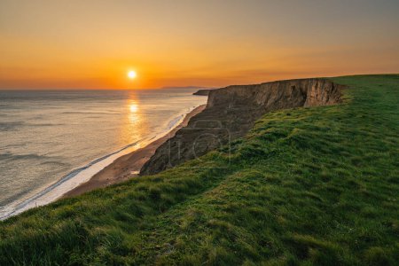 Sonnenuntergang an der Kanalküste bei Whale Chine auf der Isle of Wight, England, Großbritannien