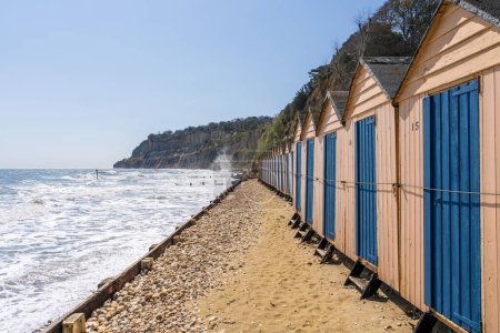 Strandhütten an der Kanalküste in Shanklin auf der Isle of Wight, England, Großbritannien