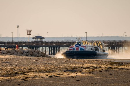 Téléchargez les photos : Ryde, île de Wight, Angleterre, Royaume-Uni - 20 avril 2023 : L'aéroglisseur arrive à marée basse - en image libre de droit