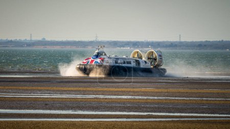 Téléchargez les photos : Ryde, île de Wight, Angleterre, Royaume-Uni - 20 avril 2023 : L'aéroglisseur arrive à marée basse - en image libre de droit