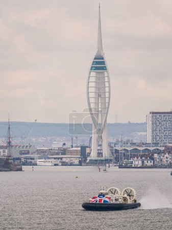 Téléchargez les photos : Portsmouth, Hampshire, Angleterre, Royaume-Uni - 21 avril 2023 : L'aéroglisseur en route vers l'île de Wight - en image libre de droit