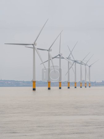 Windkraftanlagen in der Irischen See bei Crosby, Merseyside, England, Großbritannien