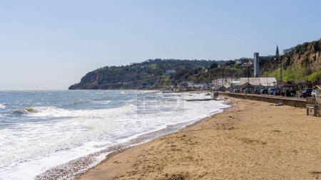 Foto de Sandown, Isla de Wight, Inglaterra, Reino Unido - 20 de abril de 2023: Paseo marítimo y playa - Imagen libre de derechos