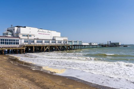 Foto de Sandown, Isla de Wight, Inglaterra, Reino Unido - 20 de abril de 2023: El muelle y la playa - Imagen libre de derechos