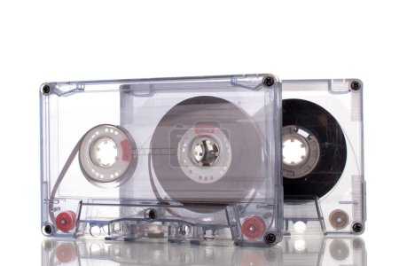 Zwei Audiokassetten, Makro, isoliert auf weißem Hintergrund.