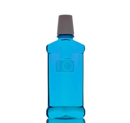 Foto de Una botella de enjuague bucal, macro, aislado sobre fondo blanco. - Imagen libre de derechos