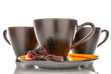 Téléchargez les photos : Thé karkade parfumé avec tasse en céramique, macro, isolé sur fond blanc. - en image libre de droit