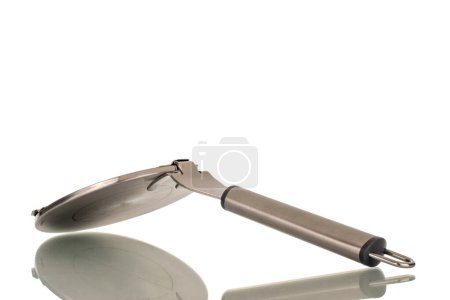 Foto de Un adaptador de metal con mango para superficie de inducción, macro, aislado sobre fondo blanco. - Imagen libre de derechos
