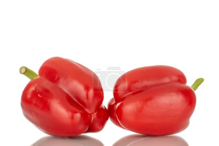 Foto de Dos pimientos rojos, macro, aislados sobre fondo blanco. - Imagen libre de derechos