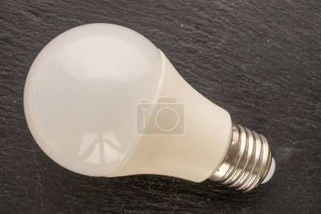Téléchargez les photos : Une lampe LED sur pierre d'ardoise, macro, vue de dessus. - en image libre de droit