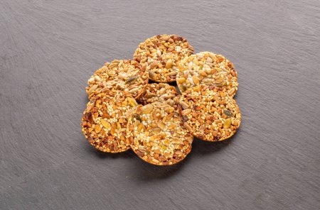 Téléchargez les photos : Quelques biscuits Thaler sur une pierre d'ardoise, macro. - en image libre de droit