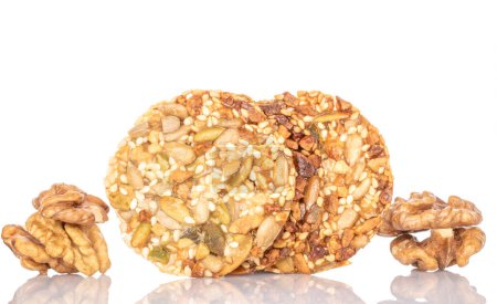 Téléchargez les photos : Deux biscuits Thaler sucrés aux noix, macro, isolés sur fond blanc. - en image libre de droit