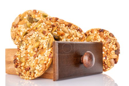 Téléchargez les photos : Plusieurs biscuits italiens sucrés aux noix dans une boîte en bois, macro, isolé sur fond blanc. - en image libre de droit