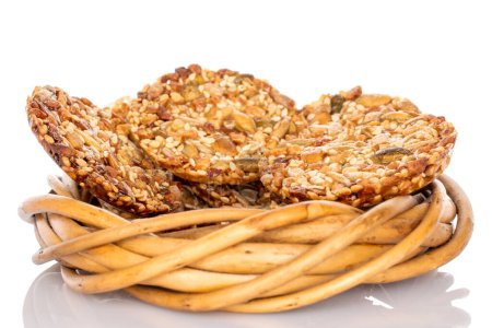 Téléchargez les photos : Plusieurs biscuits Thaler sucrés aux noix sur soucoupe de vigne, macro, isolés sur fond blanc. - en image libre de droit