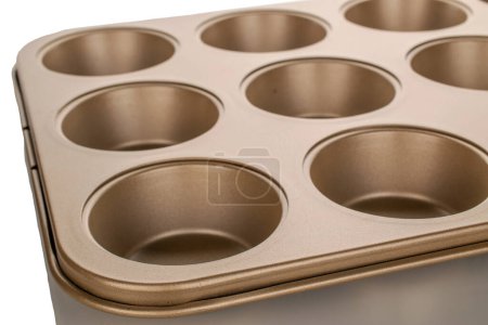 Téléchargez les photos : Moule en métal pour muffins de cuisson, macro, isolé sur fond blanc. - en image libre de droit