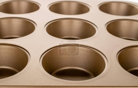 Téléchargez les photos : Moule en métal pour muffins de cuisson, macro. - en image libre de droit