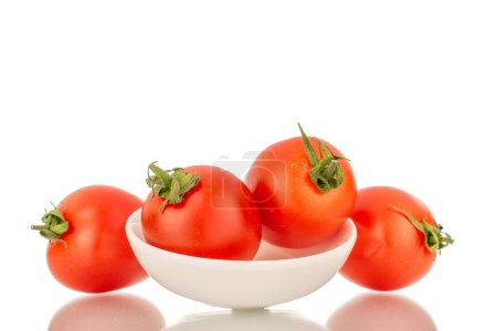 Foto de Varios tomates cherry maduros con placa de cerámica blanca, macro, aislados sobre fondo blanco. - Imagen libre de derechos