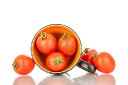 Foto de Varios tomates de cóctel maduros con taza de cerámica, macro, aislados sobre fondo blanco. - Imagen libre de derechos