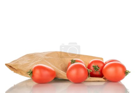 Foto de Varios tomates cherry maduros con bolsa de papel, macro, aislados sobre fondo blanco. - Imagen libre de derechos