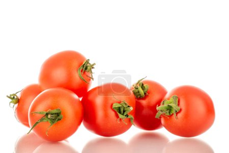 Foto de Varios tomates cherry maduros, macro, aislados sobre fondo blanco. - Imagen libre de derechos