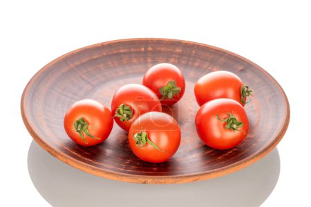 Foto de Varios tomates cherry maduros en una placa de arcilla, macro, aislados sobre fondo blanco. - Imagen libre de derechos
