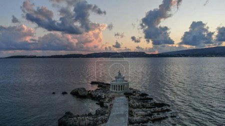 Téléchargez les photos : Lighthouse of Saint Theodoroi near Argostoli city, aerial view, Kefalonia island, Ionian sea, Greece - en image libre de droit