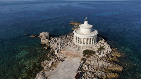 Téléchargez les photos : Phare de Saint Théodoroi près de la ville d'Argostoli, vue aérienne, île de Céphalonie, mer Ionienne, Grèce - en image libre de droit