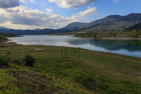 Foto de Lake Aoos, Epirus, Greece - Imagen libre de derechos