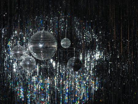 Téléchargez les photos : Boules disco sur fond argenté. Boules disco colorées. - en image libre de droit