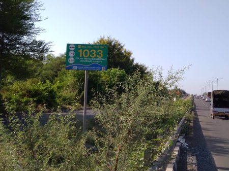 Téléchargez les photos : Panneau indicatif de la ligne d'assistance routière nationale. Composez le numéro de l'aide d'urgence. Ceci est écrit sur le tableau Marathi en langue Marathi. PUNE, MAHARASTRA, INDE 24 MAI 2023 - en image libre de droit