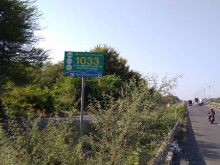 Téléchargez les photos : Panneau indicatif de la ligne d'assistance routière nationale. Composez le numéro de l'aide d'urgence. Ceci est écrit sur le tableau Marathi en langue Marathi. PUNE, MAHARASTRA, INDE 24 MAI 2023 - en image libre de droit