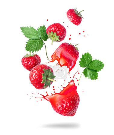Ganze und in Scheiben geschnittene Erdbeeren mit Saftspritzern in der Luft isoliert auf weißem Hintergrund