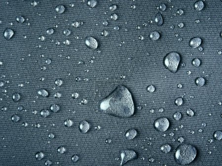 Téléchargez les photos : Tissu imperméable et respirant technologique gris avec gouttes de pluie - en image libre de droit