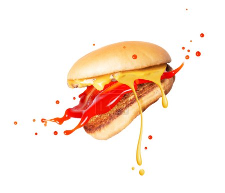 Spritzer Ketchup und geschmolzener Käse fließen aus einem Cheeseburger isoliert auf weißem Hintergrund