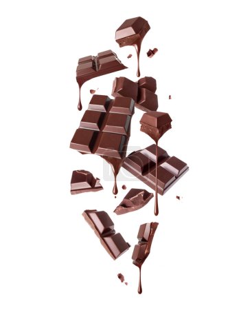 Zerbrochene Tafel dunkle Schokolade mit tropfenden Tropfen in der Luft isoliert auf weißem Hintergrund