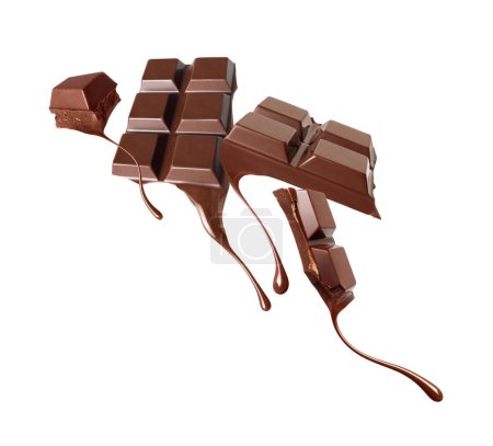 Stücke zerkleinerter Schokolade mit gestreckten Tropfen auf weißem Hintergrund