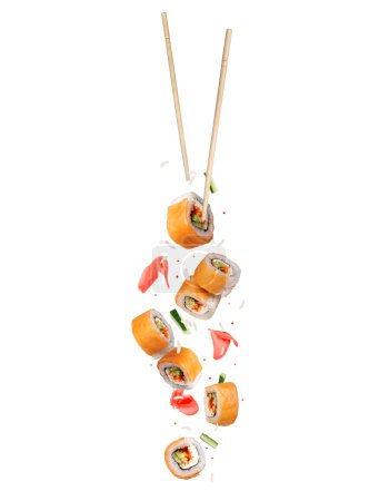 Téléchargez les photos : Rouleaux de sushi frais avec divers ingrédients tombant isolés sur un fond blanc - en image libre de droit