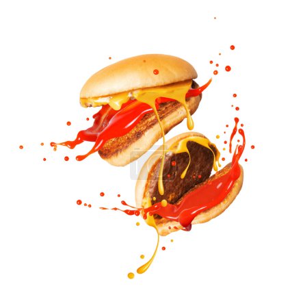 Zwei Cheeseburger mit Spritzern Ketchup und geschmolzenem Käse isoliert auf weißem Hintergrund