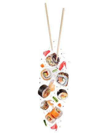 Téléchargez les photos : Rouleaux de sushi frais avec divers ingrédients dans l'air isolé sur un fond blanc - en image libre de droit