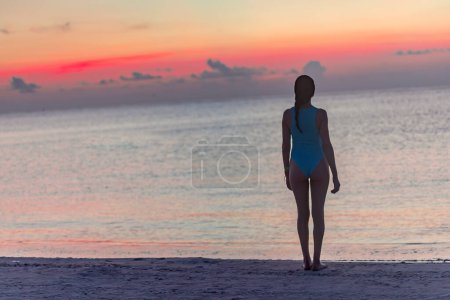 Foto de Relajarse al amanecer y disfrutar del Caribe en un ambiente de bienestar, placer y relajación a la hora mágica del día con un paisaje totalmente cálido y hermoso sobre el mar. - Imagen libre de derechos