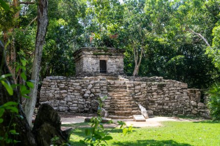 Die Ruinen der Maya-Architektur des Xcaret-Parks an der mexikanischen Riviera der Maya, eine prähispanische Kultur, die viel Kultur hinterlassen hat.