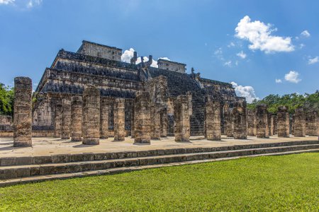 Foto de Las mil columnas y el templo de los guerreros de la zona arqueológica de Chichén Itzá, esta es la famosa civilización maya donde se encuentra la pirámide considerada una de las siete maravillas. - Imagen libre de derechos