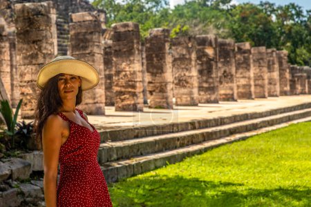 Foto de Turista visitando las mil columnas del sitio arqueológico de Chichén Itzá, esta es la famosa civilización maya donde se encuentra la pirámide considerada una de las siete maravillas. - Imagen libre de derechos