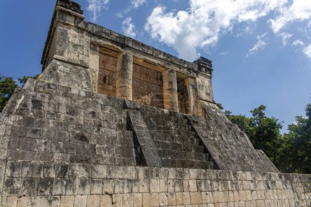 Foto de Templo del hombre barbudo del juego de pelota de la comisaría de Chichén Itzá, este es un antiguo recinto de ruinas mayas en la península de Yucatán en México. - Imagen libre de derechos