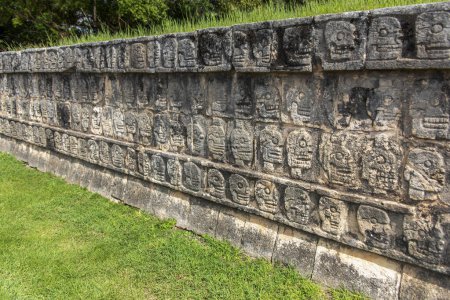 Téléchargez les photos : Le Tzompantli de Chichen Itza, qui est l'autel où un groupe de crânes ont été montés à la vue du public afin d'honorer les dieux, est une ancienne ruine maya. - en image libre de droit