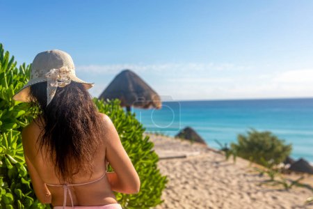 Foto de Mujer sexy con sombrero en playa de delfines en la zona hotelera de Cancún México. Es una playa tropical paradisíaca de arena blanca y dorada del Caribe, muy popular entre los turistas. Vacaciones de verano. - Imagen libre de derechos