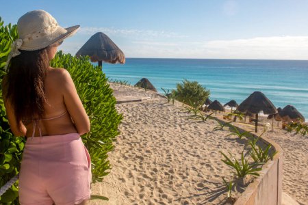 Foto de Mujer sexy en la playa de delfines en la zona hotelera de Cancún México. Es una playa tropical paradisíaca de arena blanca y dorada del Caribe, muy popular entre los turistas. Vacaciones de verano. - Imagen libre de derechos