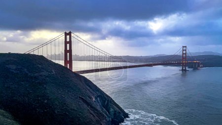 Téléchargez les photos : Photographie panoramique du Golden Gate Bridge de Battery Spencer à San Francisco, USA. Pont emblématique de l'État américain de Californie. Concept de San Francisco. - en image libre de droit