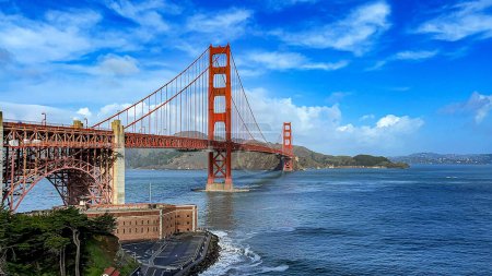 Foto de El Puente Golden Gate visto desde su gran mirador sobre la bahía de la ciudad de San Francisco, Estados Unidos. Puente emblemático del estado estadounidense de California. Concepto de San Francisco. - Imagen libre de derechos